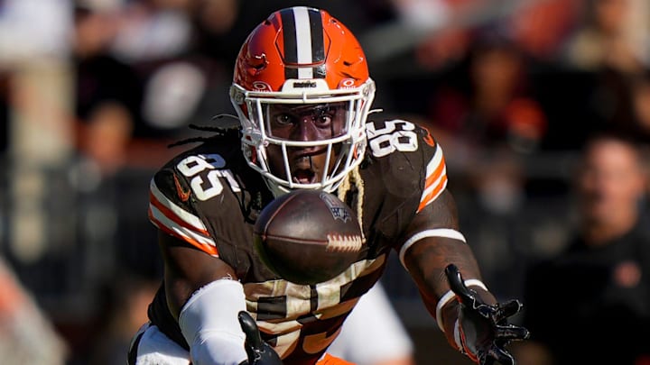 Cleveland Browns tight end David Njoku (85) pulls in a reception in the fourth quarter of the NFL Week 7 game between the Cleveland Browns and the Cincinnati Bengals at Huntington Bank Field in downtown Cleveland on Sunday, Oct. 20, 2024. The Bengals improved to 3-4 with a 21-14 win over the Browns.