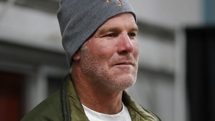 Former Green Bay Packers quarterback Brett Favre signs autographs at a Super Bowl XXXI reunion autograph signing event in West Allis on Saturday.

Gpg Superbowlreunion 120118 Sk23