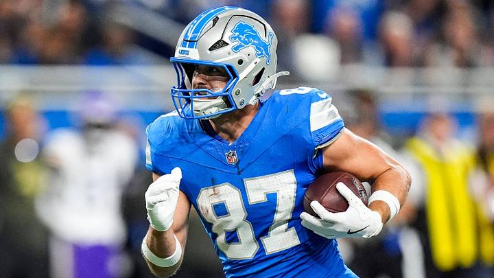 Detroit Lions tight end Sam LaPorta (87) makes a catch against the Minnesota Vikings during the first half at Ford Field in Detroit on Sunday, November 2, 2025. Detroit Lions tight end Sam LaPorta (87) makes a catch against the Minnesota Vikings during the first half at Ford Field in Detroit on Sunday, November 2, 2025.