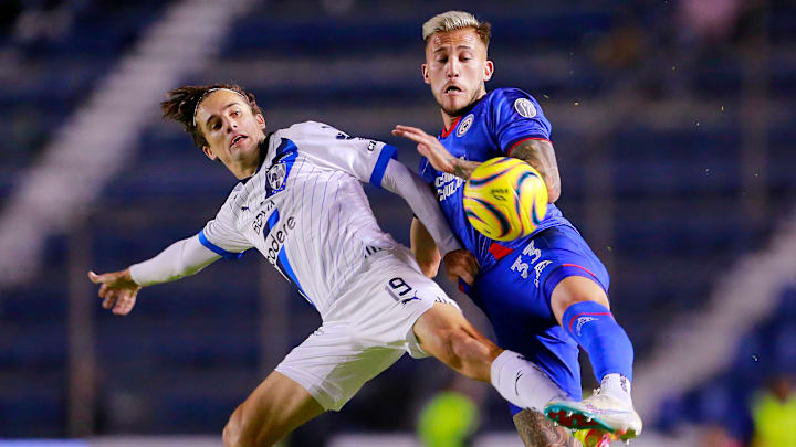 Jordi Cortizo de Rayados y el argentino Gonzalo Piovi de Cruz Azul durante la fase regular del Clausura 2024.