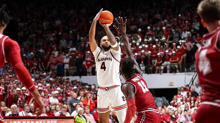 Johni Broome made a pair of 3-pointers to give Auburn a 9-0 lead over Alabama in the first-two minutes. Johni Broome made a pair of 3-pointers to give Auburn a 9-0 lead over Alabama in the first-two minutes.