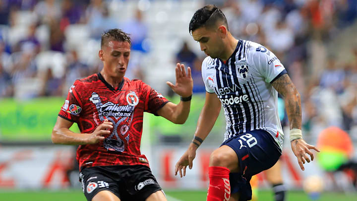 El paraguayo Braian Samudio y el chileno Sebastián Vegas durante el duelo de Xolos vs Rayados en el Clausura 2023.