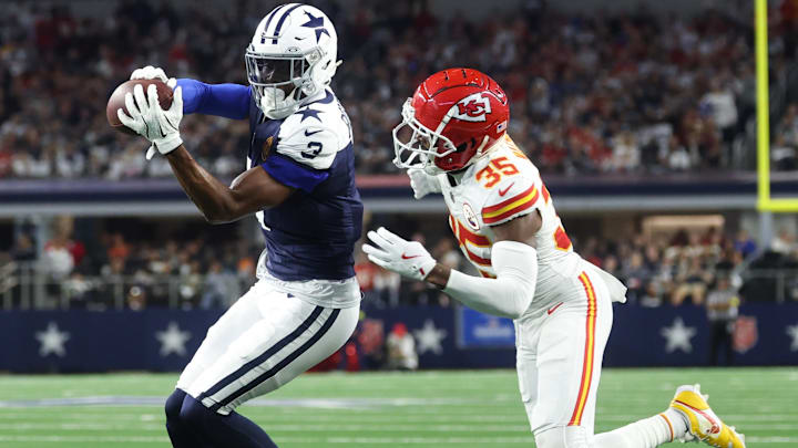 Dallas Cowboys wide receiver George Pickens catches a pass against Kansas City Chiefs cornerback Jaylen Watson.