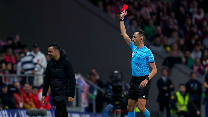 Xavi Hernández fue expulsado por Sánchez Martínez en el partido entre Atlético de Madrid y FC Barcelona