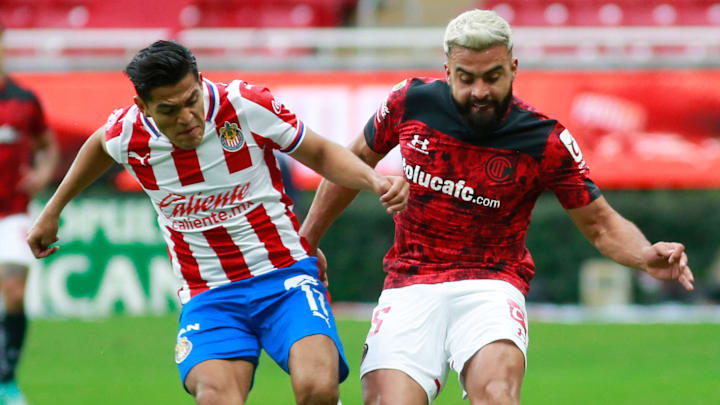Jesús Sánchez (Chivas) y el argentino Alexis Canelo (Toluca) durante el Torneo Grita México 2021.