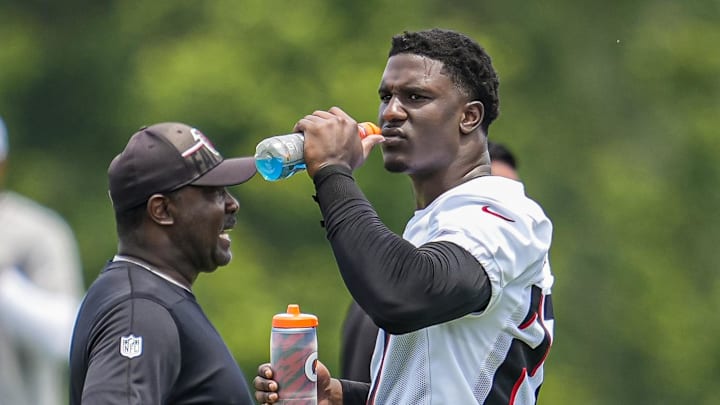 Atlanta Falcons linebacker James Pearce Jr.