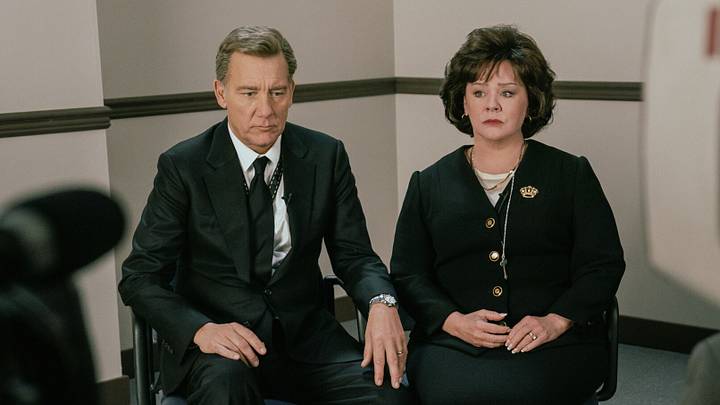 The Murder of JonBenét Ramsey (L-R): Clive Owen as John Bennett Ramsey and Melissa McCarthy as Patsy Ramsey in episode 102 of The Murder of JonBenét Ramsey