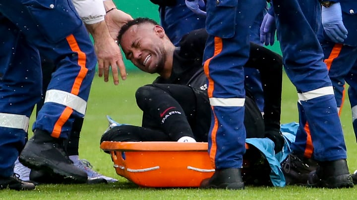 Neymar fue retirado del campo en camilla tras lesionarse del tobillo.