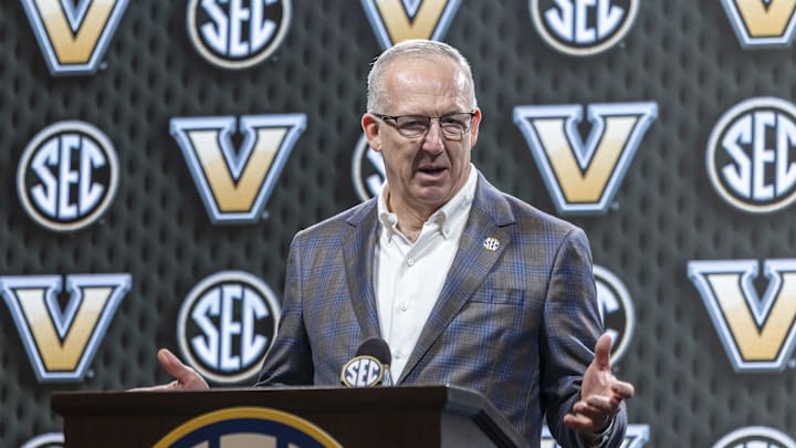 Oct 14, 2025; Birmingham, AL, USA; SEC commissioner Greg Sankey introduces Vanderbilt Commodores head coach Mark Byington during SEC Media Days at Grand Bohemian Hotel. Mandatory Credit: Vasha Hunt-Imagn Images Oct 14, 2025; Birmingham, AL, USA; SEC commissioner Greg Sankey introduces Vanderbilt Commodores head coach Mark Byington during SEC Media Days at Grand Bohemian Hotel. Mandatory Credit: Vasha Hunt-Imagn Images