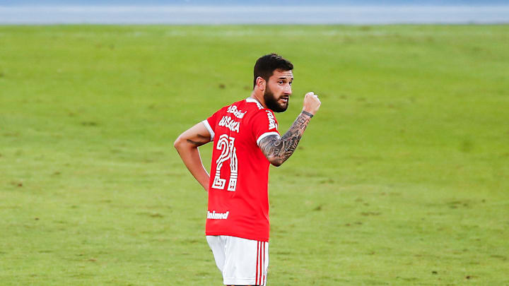 Boschilia, mais uma vez, inicia uma partida com Alexander Medina