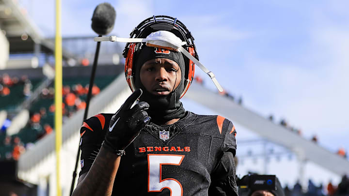 Dec 22, 2024; Cincinnati, Ohio, USA; Cincinnati Bengals wide receiver Tee Higgins (5) acknowledges fans during warmups before the game against the Cleveland Browns at Paycor Stadium. Mandatory Credit: Katie Stratman-Imagn Images Dec 22, 2024; Cincinnati, Ohio, USA; Cincinnati Bengals wide receiver Tee Higgins (5) acknowledges fans during warmups before the game against the Cleveland Browns at Paycor Stadium. Mandatory Credit: Katie Stratman-Imagn Images