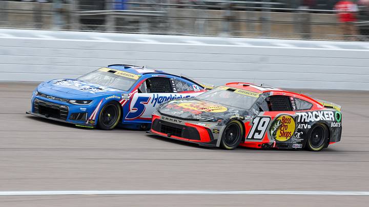 Sep 27, 2026; Kansas City, Kansas, USA;  NASCAR Cup Series drivers Kyle Larson (5) and Chase Briscoe (19) battle for the lead late in the Hollywood Casino 400 at Kansas Speedway.  Scott Sewell-Imagn Images