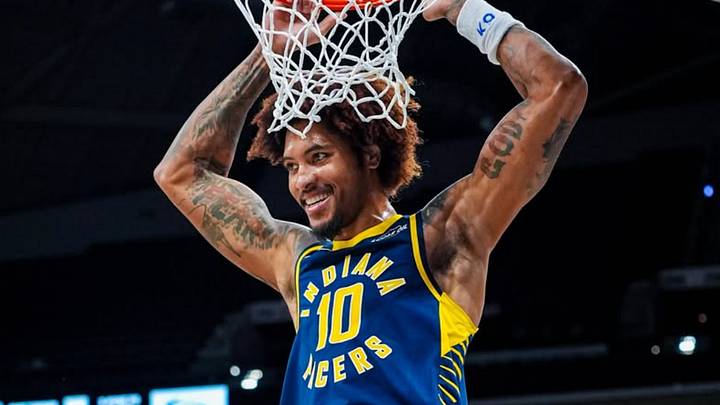 Kelly Oubre Jr. throws down a slam dunk at the Pacers Fan Jam. 