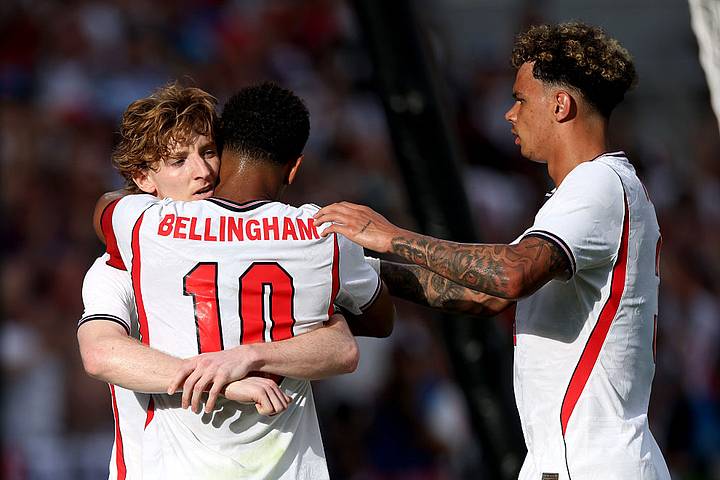 Anthony Gordon, Jude Bellingham and Nico O'Reilly celebrate for England. 安东尼·戈登、朱德·贝林厄姆和尼科·奥莱利为英格兰庆祝进球。