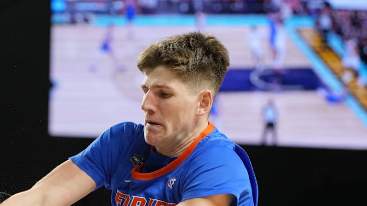 Apr 7, 2025; San Antonio, TX, USA; Florida Gators forward Alex Condon (21) battles for the ball against Houston Cougars forward J'Wan Roberts (13) during the second half of the national championship game of the Final Four of the 2025 NCAA Tournament at the Alamodome. Mandatory Credit: Bob Donnan-Imagn Images