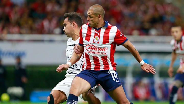 Javier Hernández disfrutó en su debut del triunfo del Chivas frente a Pumas 