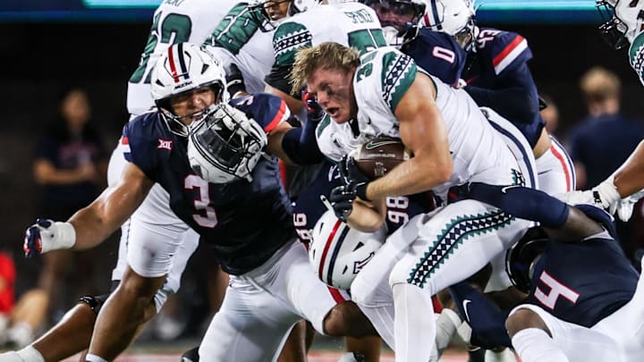 Aug 30, 2025; Tucson, Arizona, USA; Hawaii Rainbow Warriors running back Landon Sims (30) loses his helmet during the second quarter against the Arizona Wildcats at Arizona Stadium. Mandatory Credit: Aryanna Frank-Imagn Images Aug 30, 2025; Tucson, Arizona, USA; Hawaii Rainbow Warriors running back Landon Sims (30) loses his helmet during the second quarter against the Arizona Wildcats at Arizona Stadium. Mandatory Credit: Aryanna Frank-Imagn Images