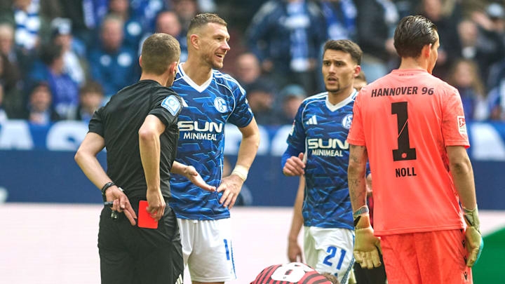 Edin Dzeko sah gegen Hannover die Rote Karte Edin Dzeko sah gegen Hannover die Rote Karte