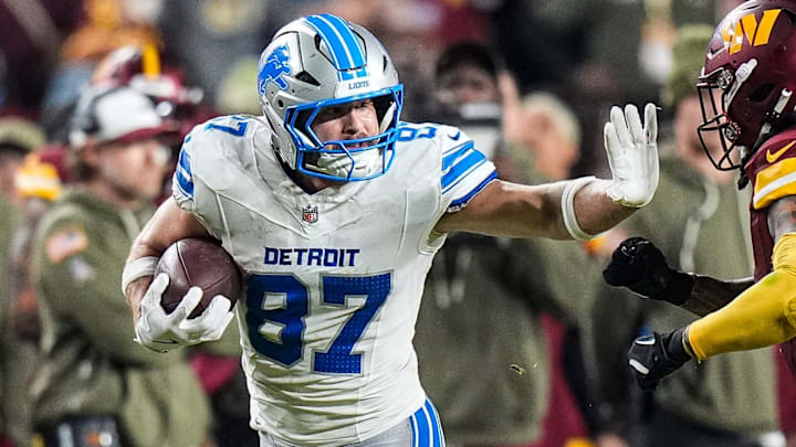 Detroit Lions tight end Sam LaPorta (87) makes a catch against Washington Commanders linebacker Frankie Luvu (4) 