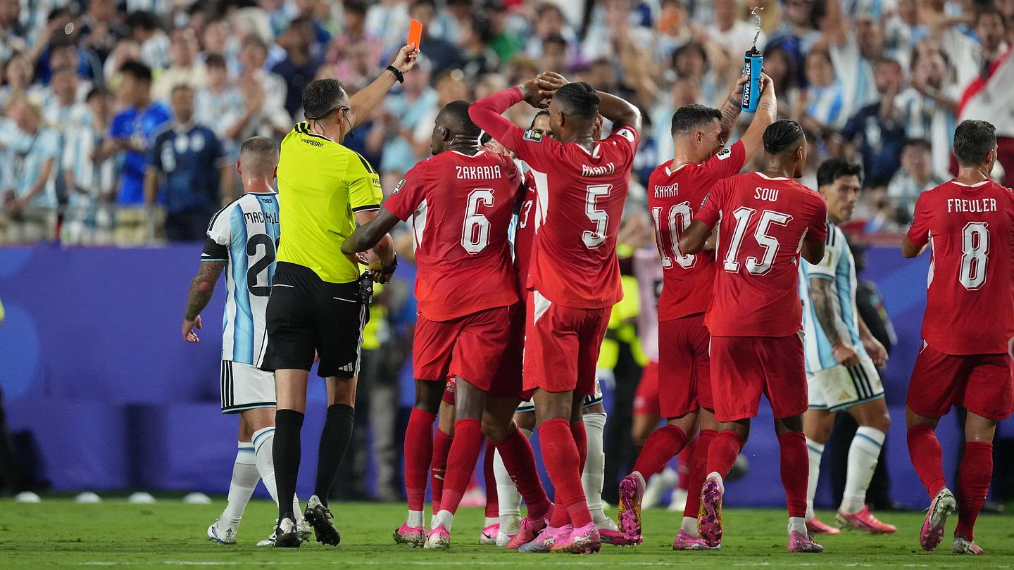 الأرجنتين وليونيل ميسي يستفيدان من البطاقة الحمراء غير المسبوقة في كأس العالم الأرجنتين وليونيل ميسي يستفيدان من البطاقة الحمراء غير المسبوقة في كأس العالم