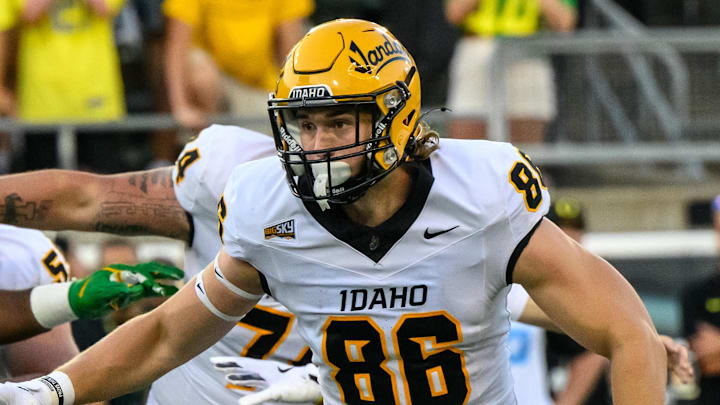 Aug 31, 2024; Eugene, Oregon, USA; Idaho Vandals defensive lineman Julian Lee (33) and Idaho Vandals tight end Mason Mini (86) block during the fourth quarter against the Oregon Ducks at Autzen Stadium. Mandatory Credit: Craig Strobeck-Imagn Images