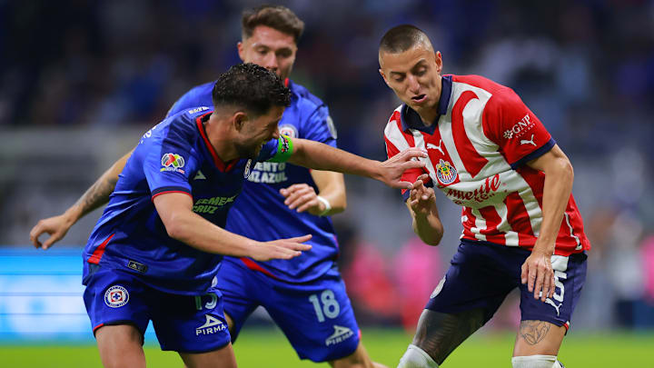 El capitán de Cruz Azul, el uruguayo Ignacio Rivero, y Roberto Alvarado de Chivas durante el Clausura 2024