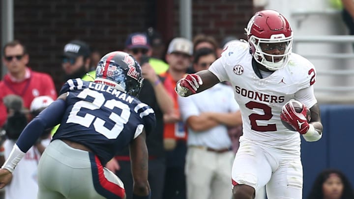 Oklahoma running back Jovantae Barnes