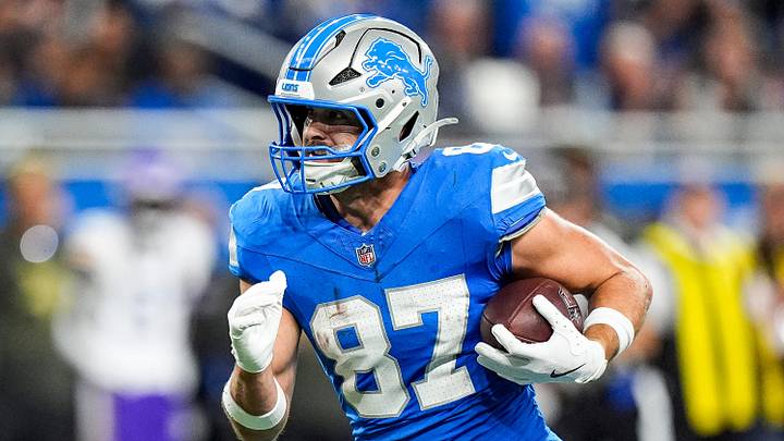 Detroit Lions tight end Sam LaPorta (87) makes a catch against Minnesota Vikings during the first half at Ford Field in Detroit on Sunday, November 2, 2025.