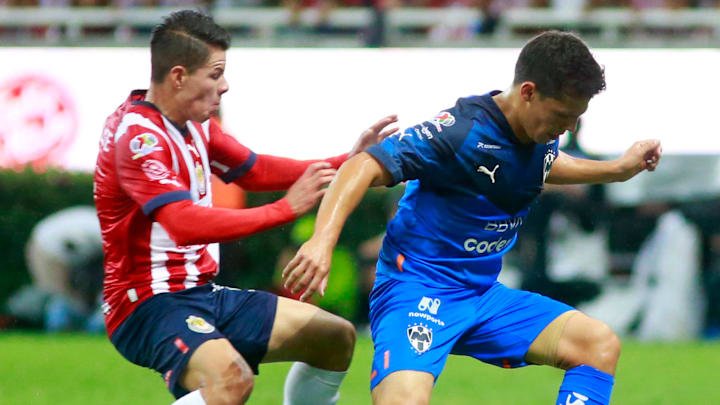 Pável Pérez de Chivas y 'Ponchito' González de Rayados durante el Apertura 2022 de la Liga MX.