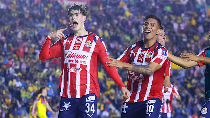 Armando González y Efraín Álvarez celebran el tanto rojiblanco