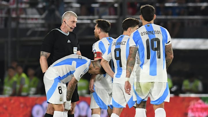 Lionel Messi y otros jugadores de Argentina hablando enojados con el árbitro Anderson Daronco