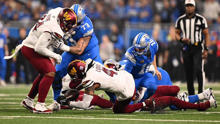 Washington Commanders linebacker Frankie Luvu (4) recovers fumble from Detroit Lions quarterback Jared Goff (16) 