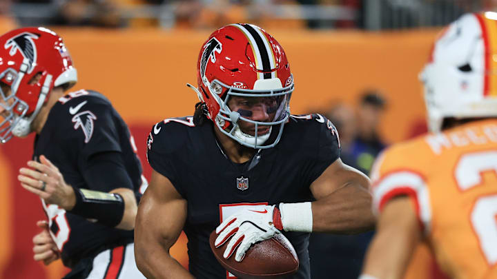 Bijan Robinson needs just 43 yards to re-take the scrimmage lead over 49ers' Christian McCaffrey, who had 181 yards against the Bears.