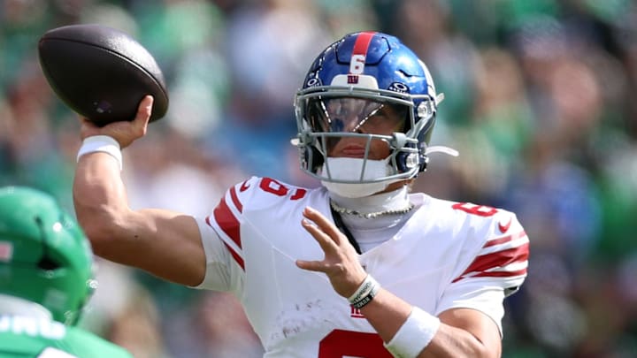 Oct 26, 2025; Philadelphia, Pennsylvania, USA; New York Giants quarterback Jaxson Dart (6) throws a pass for a touchdown against the Philadelphia Eagles in the first quarter at Lincoln Financial Field. Oct 26, 2025; Philadelphia, Pennsylvania, USA; New York Giants quarterback Jaxson Dart (6) throws a pass for a touchdown against the Philadelphia Eagles in the first quarter at Lincoln Financial Field.