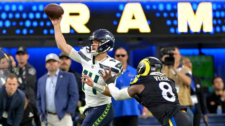 Nov 16, 2025; Inglewood, California, USA; Seattle Seahawks quarterback Sam Darnold (14) is pressured by Los Angeles Rams linebacker Jared Verse (8) at SoFi Stadium. Mandatory Credit: Jayne Kamin-Oncea-Imagn Images Nov 16, 2025; Inglewood, California, USA; Seattle Seahawks quarterback Sam Darnold (14) is pressured by Los Angeles Rams linebacker Jared Verse (8) at SoFi Stadium. Mandatory Credit: Jayne Kamin-Oncea-Imagn Images