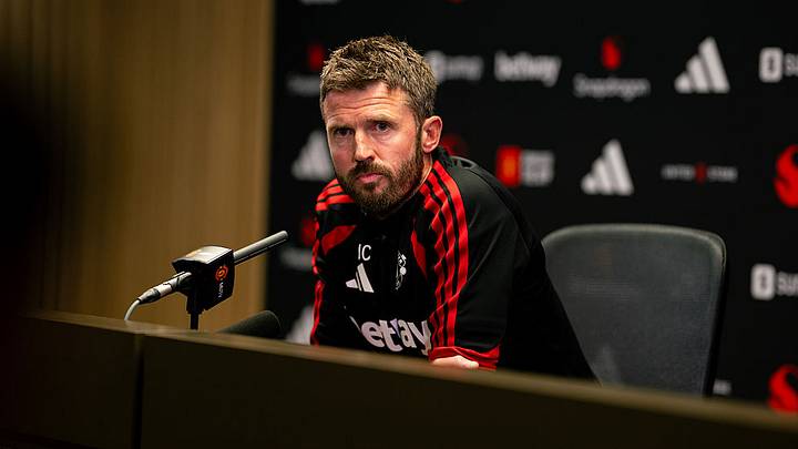 Michael Carrick Dominates the Room with a Six-Minute Opening Monologue at Bizarre Man Utd Press Conference
