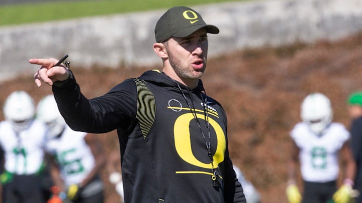 Oregon Tight Ends coach Drew Mehringer during practice 2022.
Eug 031222 Oregon Fb 07 Oregon Tight Ends coach Drew Mehringer during practice 2022.
Eug 031222 Oregon Fb 07