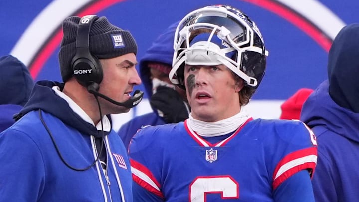 Former New York Giants interim coach Mike Kafka talks to Jaxson Dart (6) 