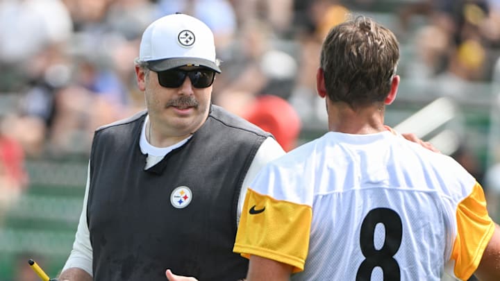 Jul 25, 2025; Pittsburgh, PA, USA; Pittsburgh Steelers offensive coordinator Arthur Smith talks with quarterback Aaron Rodgers (8) during drills at training camp at Saint Vincent College. Mandatory Credit: Barry Reeger-Imagn Images Jul 25, 2025; Pittsburgh, PA, USA; Pittsburgh Steelers offensive coordinator Arthur Smith talks with quarterback Aaron Rodgers (8) during drills at training camp at Saint Vincent College. Mandatory Credit: Barry Reeger-Imagn Images