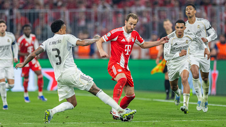 Harry Kane umringt von Real-Spielern