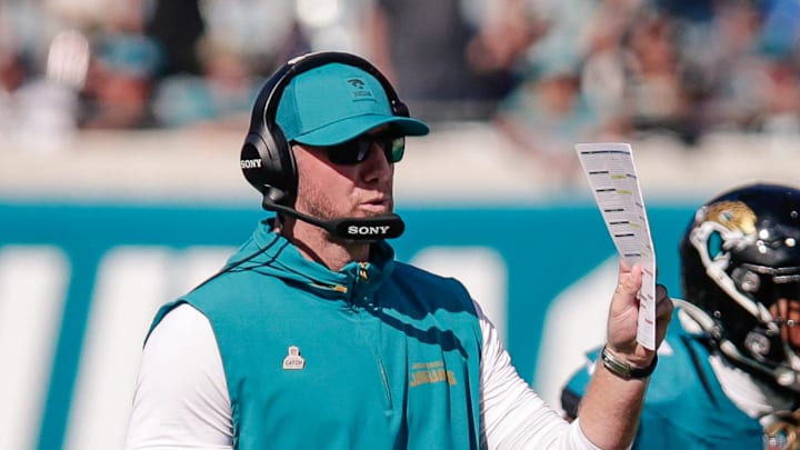 Oct 12, 2025; Jacksonville, Florida, USA;Jacksonville Jaguars head coach Liam Coen calls a play from the sideline against the Seattle Seahawks at EverBank Stadium.. Mandatory Credit: Travis Register-Imagn Images Oct 12, 2025; Jacksonville, Florida, USA;Jacksonville Jaguars head coach Liam Coen calls a play from the sideline against the Seattle Seahawks at EverBank Stadium.. Mandatory Credit: Travis Register-Imagn Images