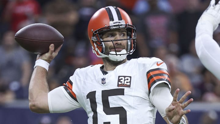 Cleveland Browns quarterback Joe Flacco looks to throw a pass.