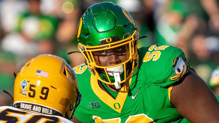Oregon defensive lineman A'Mauri Washington