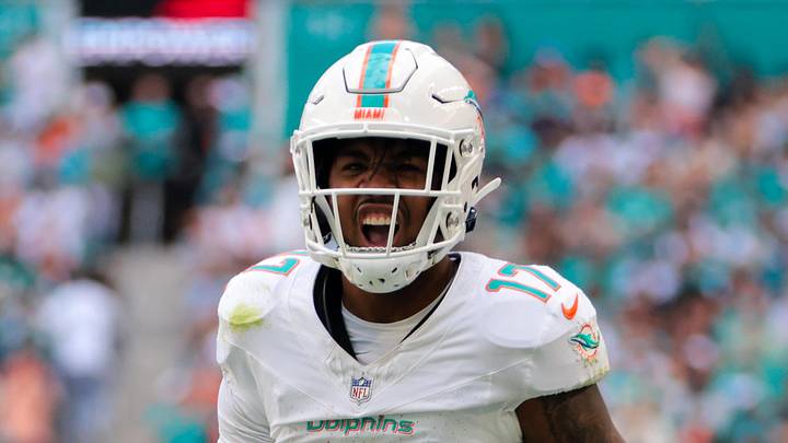 Miami Dolphins wide receiver Jaylen Waddle (17)