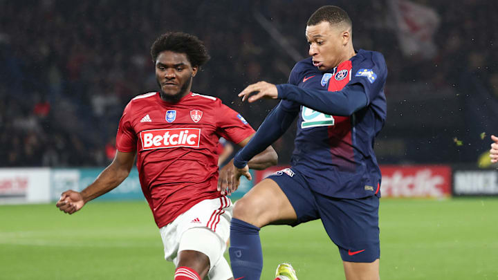 Kylian Mbappé recibió una patada de Lilian Brassier en el juego del Paris Saint-Germain vs. Stade Brestois 