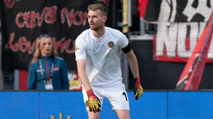 Lukas Hradecky im Einsatz gegen Holstein Kiel