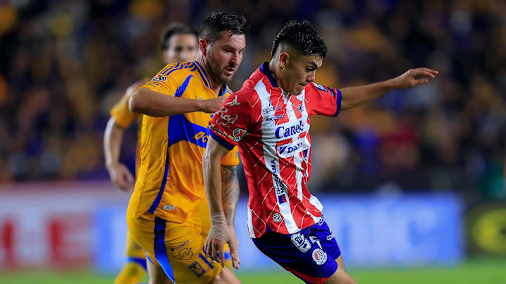 El francés André-Pierre Gignac de Tigres y Luis Nájera de San Luis durante el Apertura 2024