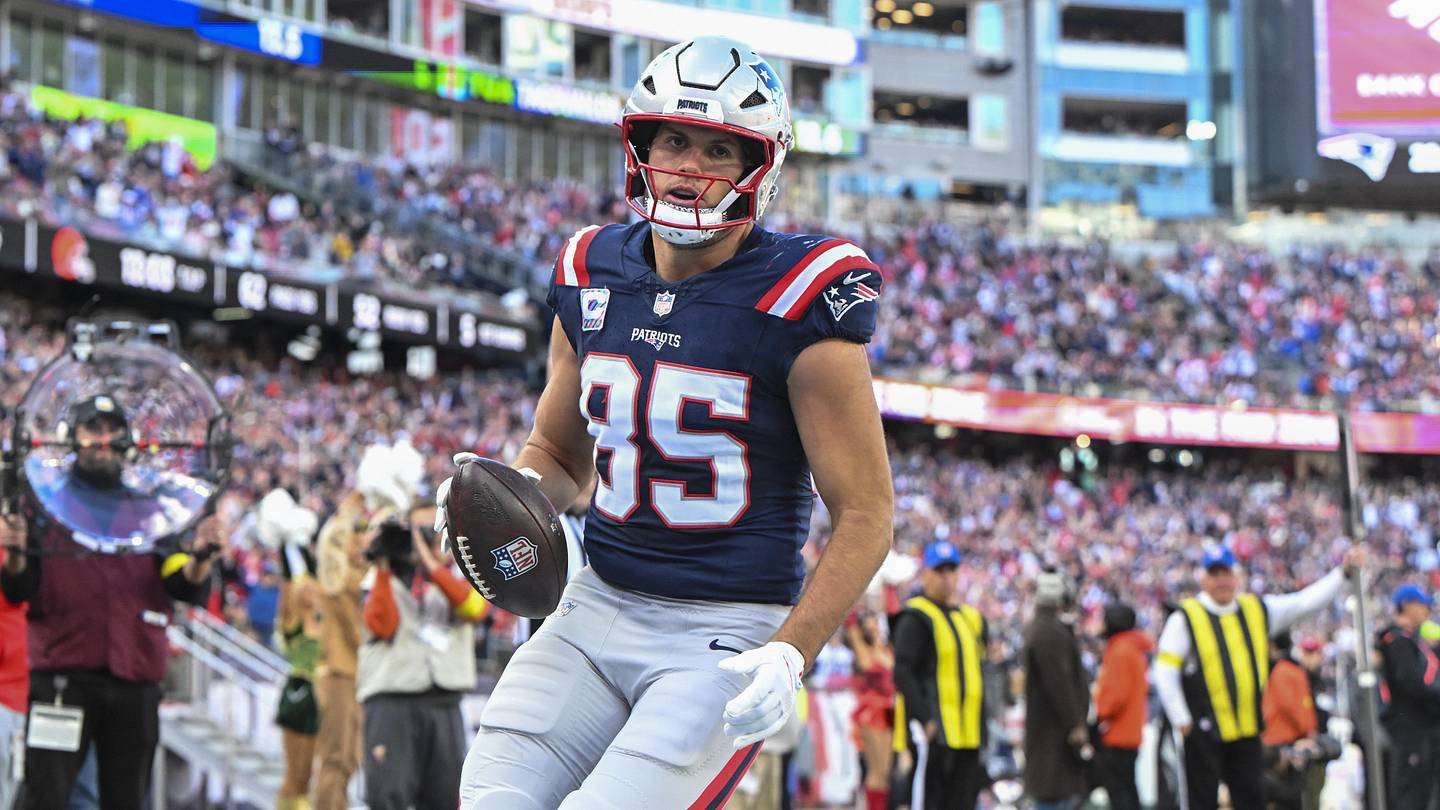 How Hunter Henry Is Assisting Injured Patriots Teammate