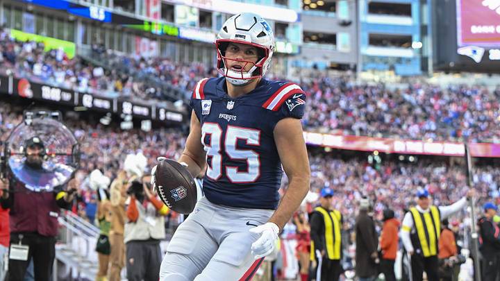Oct 26, 2025; Foxborough, Massachusetts, USA; New England Patriots tight end Hunter Henry (85) celebrates scoring a touchdown during the third quarter against the Cleveland Browns at Gillette Stadium. Mandatory Credit: Brian Fluharty-Imagn Images Oct 26, 2025; Foxborough, Massachusetts, USA; New England Patriots tight end Hunter Henry (85) celebrates scoring a touchdown during the third quarter against the Cleveland Browns at Gillette Stadium. Mandatory Credit: Brian Fluharty-Imagn Images