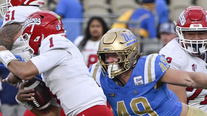Nov 30, 2024; Pasadena, California, USA; UCLA Bruins linebacker Carson Schwesinger (49) sacks Fresno State Bulldogs quarterback Mikey Keene (1) during the second quarter at Rose Bowl. Mandatory Credit: Robert Hanashiro-Imagn Images Nov 30, 2024; Pasadena, California, USA; UCLA Bruins linebacker Carson Schwesinger (49) sacks Fresno State Bulldogs quarterback Mikey Keene (1) during the second quarter at Rose Bowl. Mandatory Credit: Robert Hanashiro-Imagn Images
